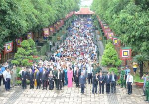 Hình ảnh hàng triệu đồng bào đang hướng vào đề Hùng trong ngày giỗ tổ Hùng Vương (10/3)