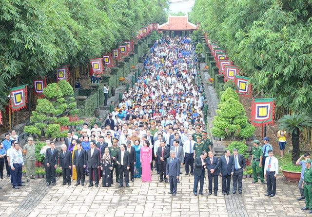 Hình ảnh hàng triệu đồng bào đang hướng vào đề Hùng trong ngày giỗ tổ Hùng Vương (10/3)