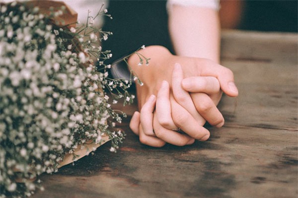 Em thích anh nhiều cực, và thật tuyệt khi được nói ra điều này vào mùa thu. Để chúng ta có thể nắm tay nhau đi suốt mùa đông sau đó.