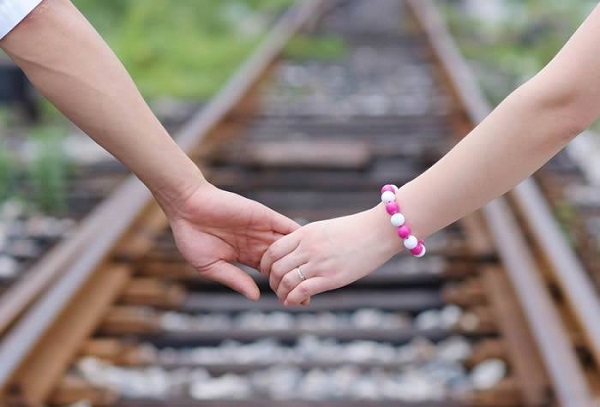 Tôi thích nắm tay. Là cảm giác an yên như thể thế giới này đã có anh lo cho tôi. Tôi thấy mình nhỏ bé, được anh chở che bảo vệ. Giữa dòng người đông đúc, cái siết tay nhẹ cũng làm lòng ấm áp hẳn.