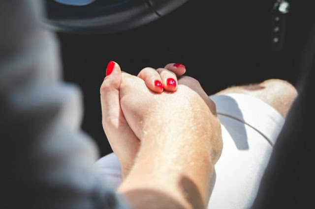 Thích những cái nắm tay thật chặt. Nó khiến trái tim hắn bình yên vì cho dù mất hết tất cả thì vẫn còn một bàn tay để mà giữ lại.