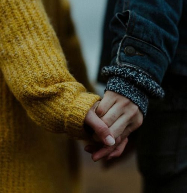 Đến cuối cùng mới biết, ai nắm tay ai đi nốt chặng đường dài 