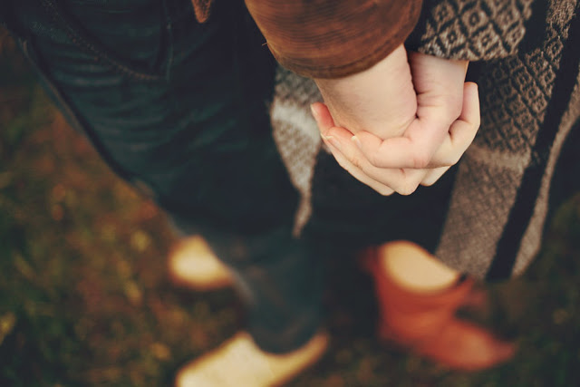 Có nhiểu người làm tình trước, nắm tay sau. Cũng có người hôn trước, rồi mới cầm tay. Nếu sau đó chúng ta yêu nhau, thì thứ tự trên chẳng còn gì là quan trọng nữa. Nhưng bạn có phát hiện ra rằng, rất nhiều người muốn bí mật làm tình cùng bạn, nhưng lại không đồng ý nắm tay bạn giữa đám đông?