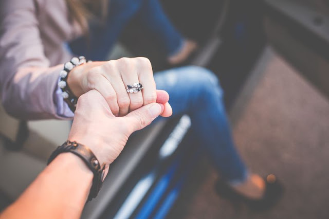 Người ta đi khắp thế gian để tìm kiếm hạnh phúc… Nào biết rằng, khoảnh khắc bàn tay ấm áp của người nắm lấy tay ta, kỳ thực đã là thời khắc hạnh phúc nhất rồi…